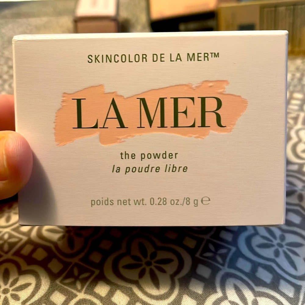 La Mer loose powder in light